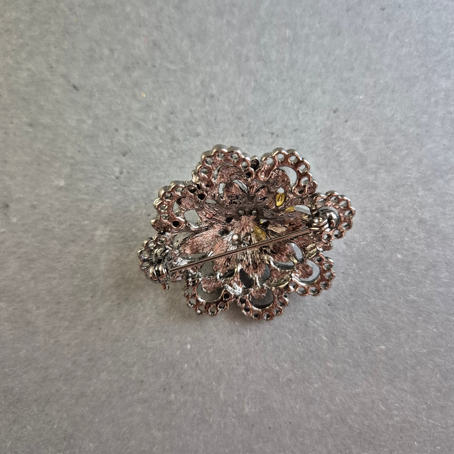 Filigrane Vintage-Brosche mit Strass – Silberfarbene Eleganz