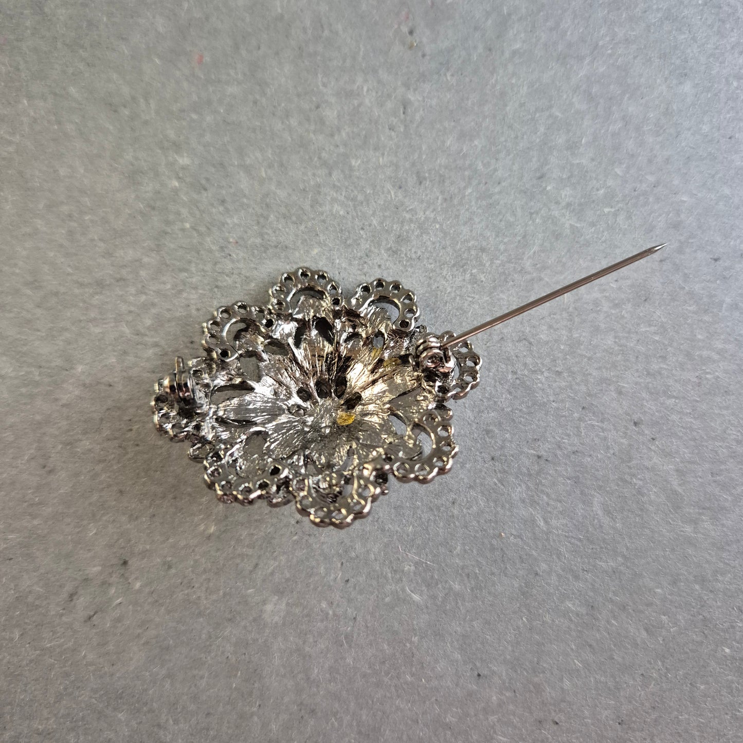 Filigrane Vintage-Brosche mit Strass – Silberfarbene Eleganz