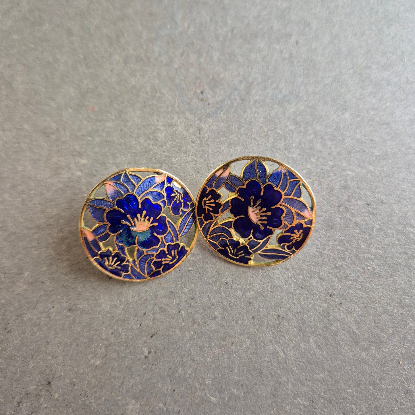 Elegante Cloisonné-Ohrringe mit Blütenmotiv – Gold & Blau