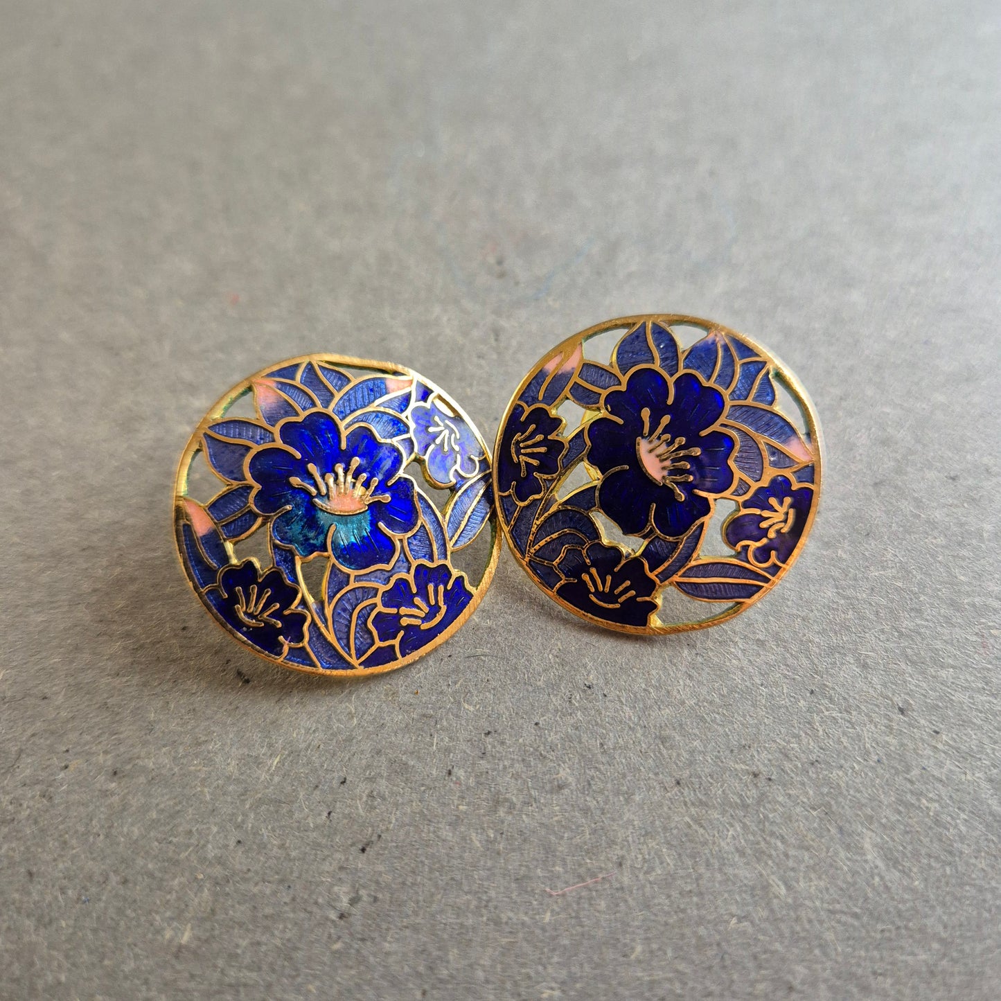 Elegante Cloisonné-Ohrringe mit Blütenmotiv – Gold & Blau