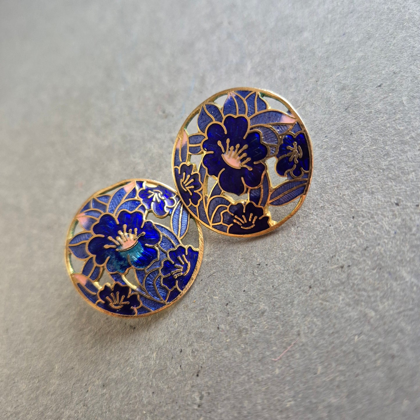 Elegante Cloisonné-Ohrringe mit Blütenmotiv – Gold & Blau