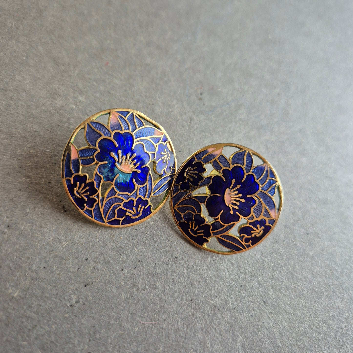 Elegante Cloisonné-Ohrringe mit Blütenmotiv – Gold & Blau