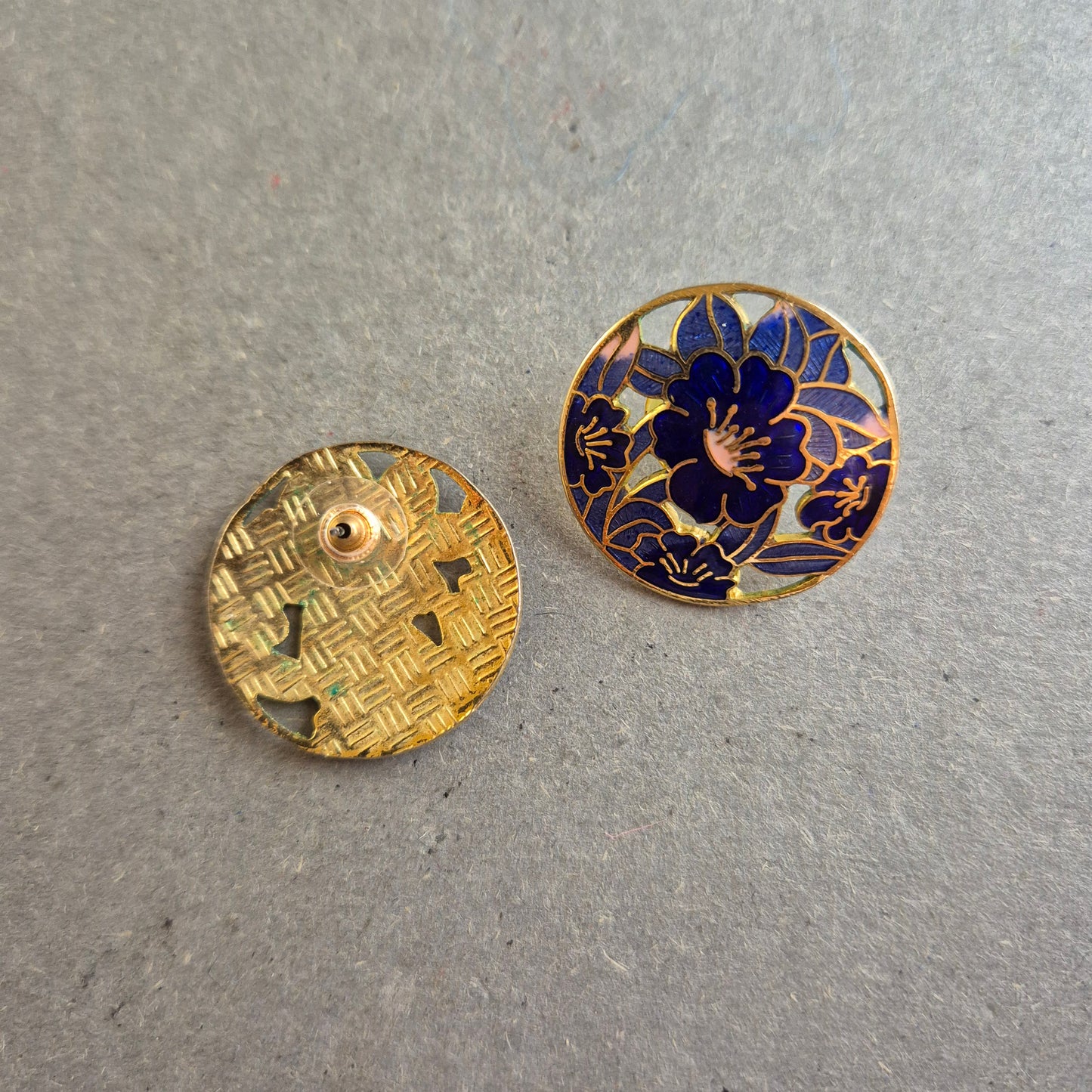 Elegante Cloisonné-Ohrringe mit Blütenmotiv – Gold & Blau