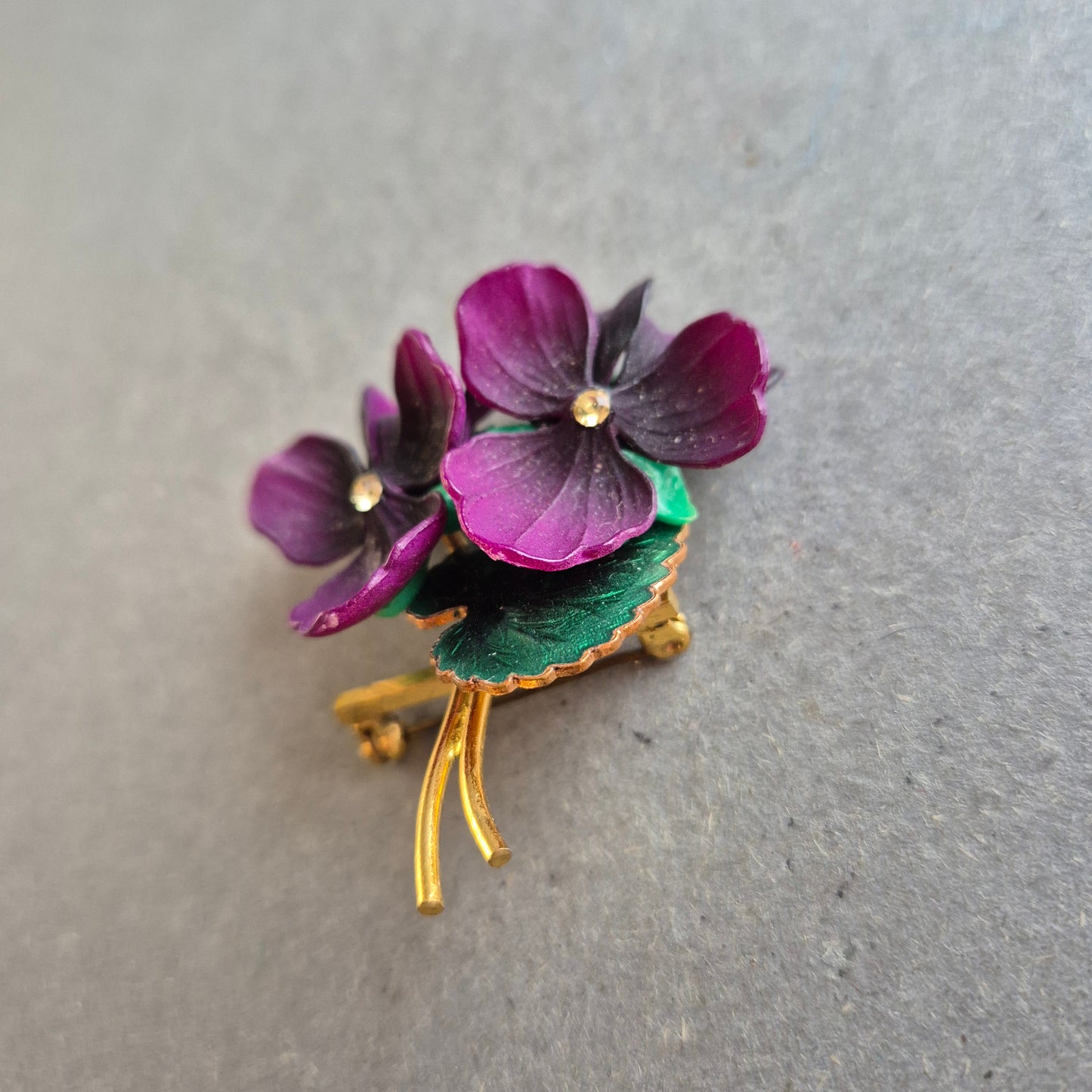 Vintage Veilchen-Brosche mit Emaille – Florales Schmuckstück in Lila