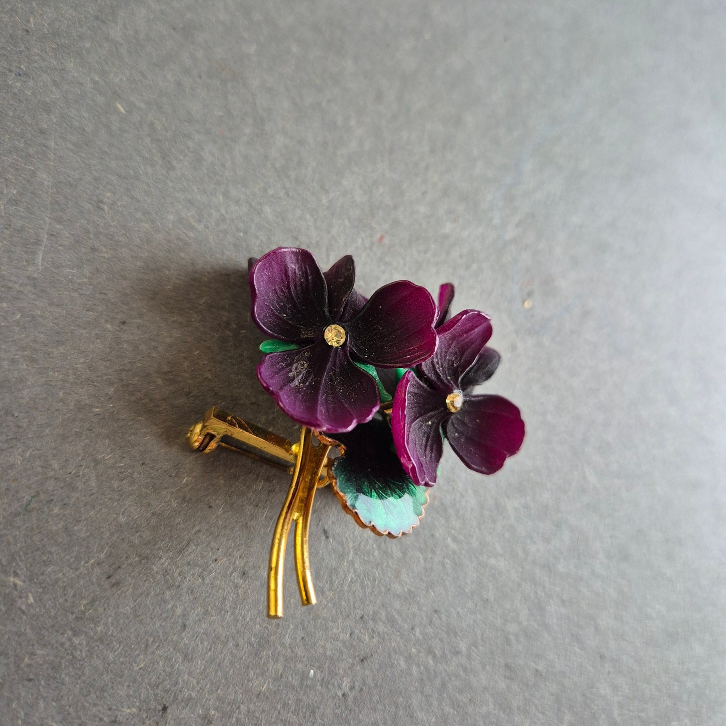 Vintage Veilchen-Brosche mit Emaille – Florales Schmuckstück in Lila