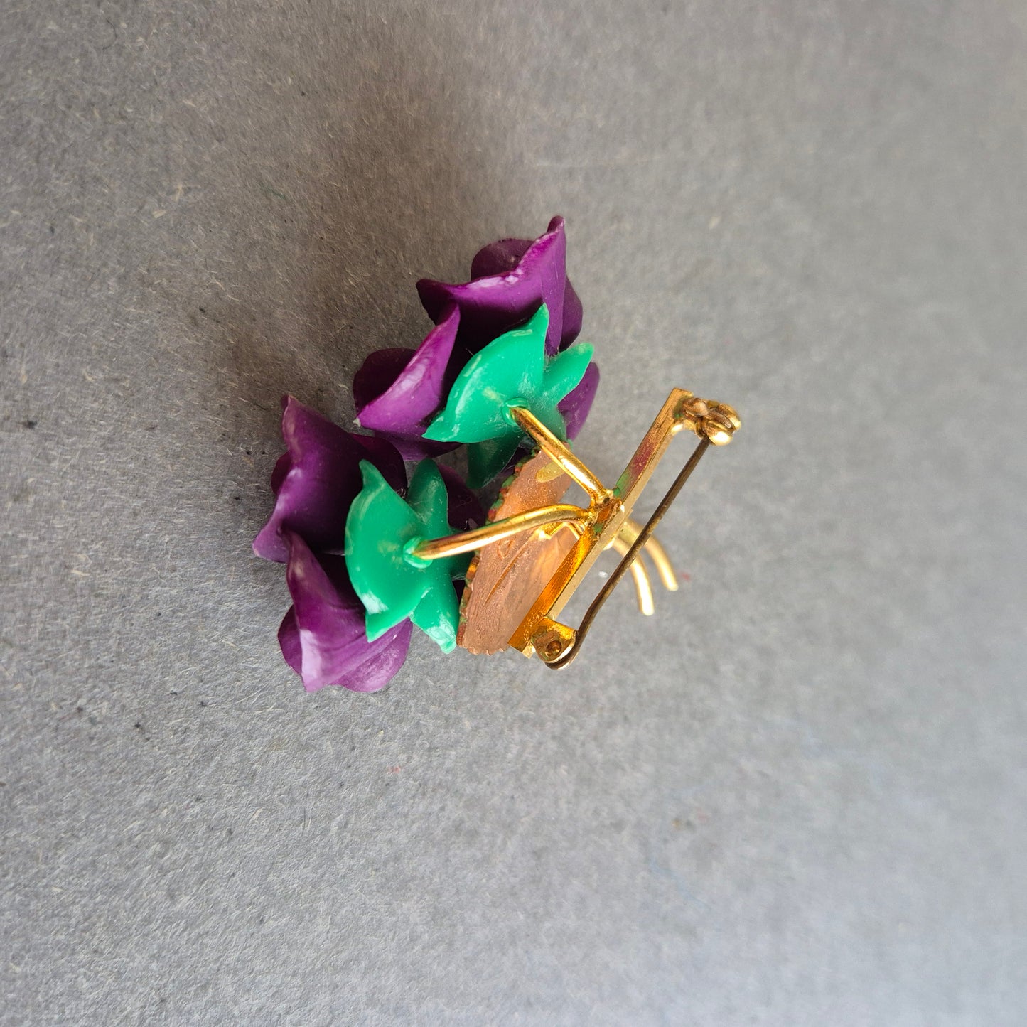 Vintage Veilchen-Brosche mit Emaille – Florales Schmuckstück in Lila