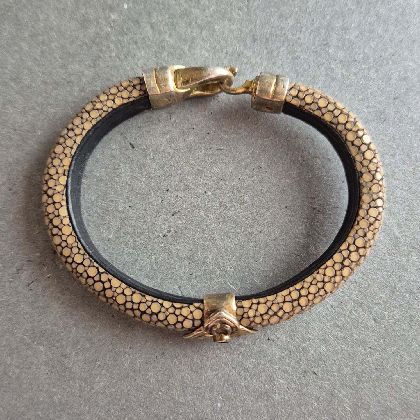 Vintage Rochenleder-Armband – Exotisches Design mit Messingdetails