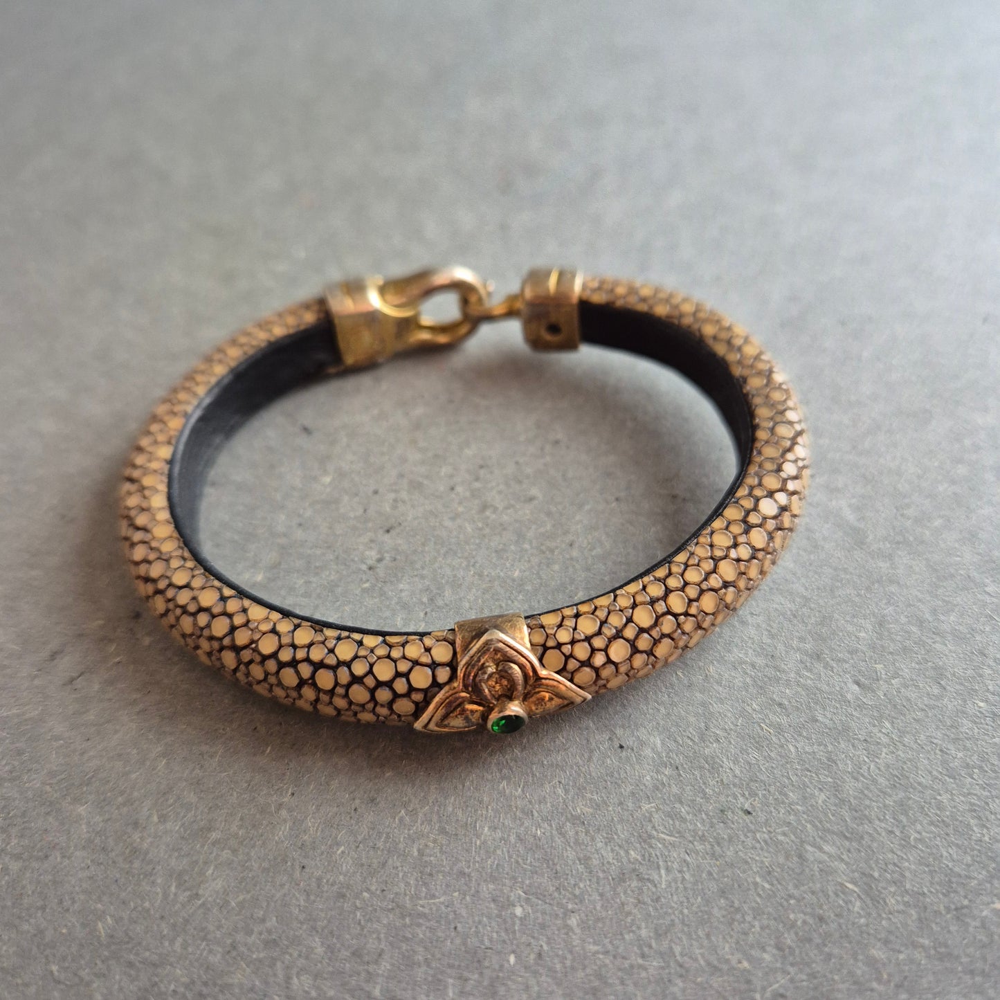 Vintage Rochenleder-Armband – Exotisches Design mit Messingdetails