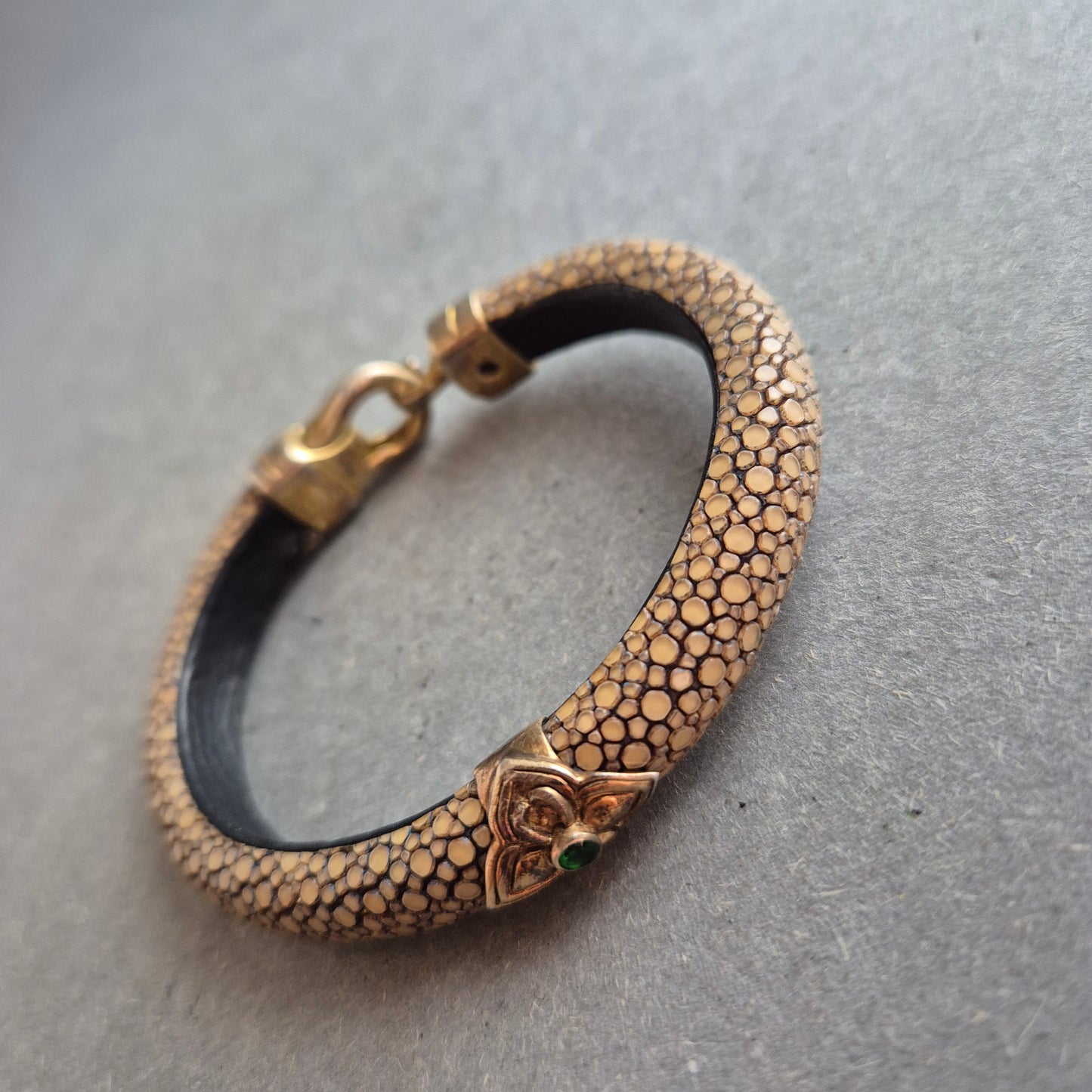 Vintage Rochenleder-Armband – Exotisches Design mit Messingdetails