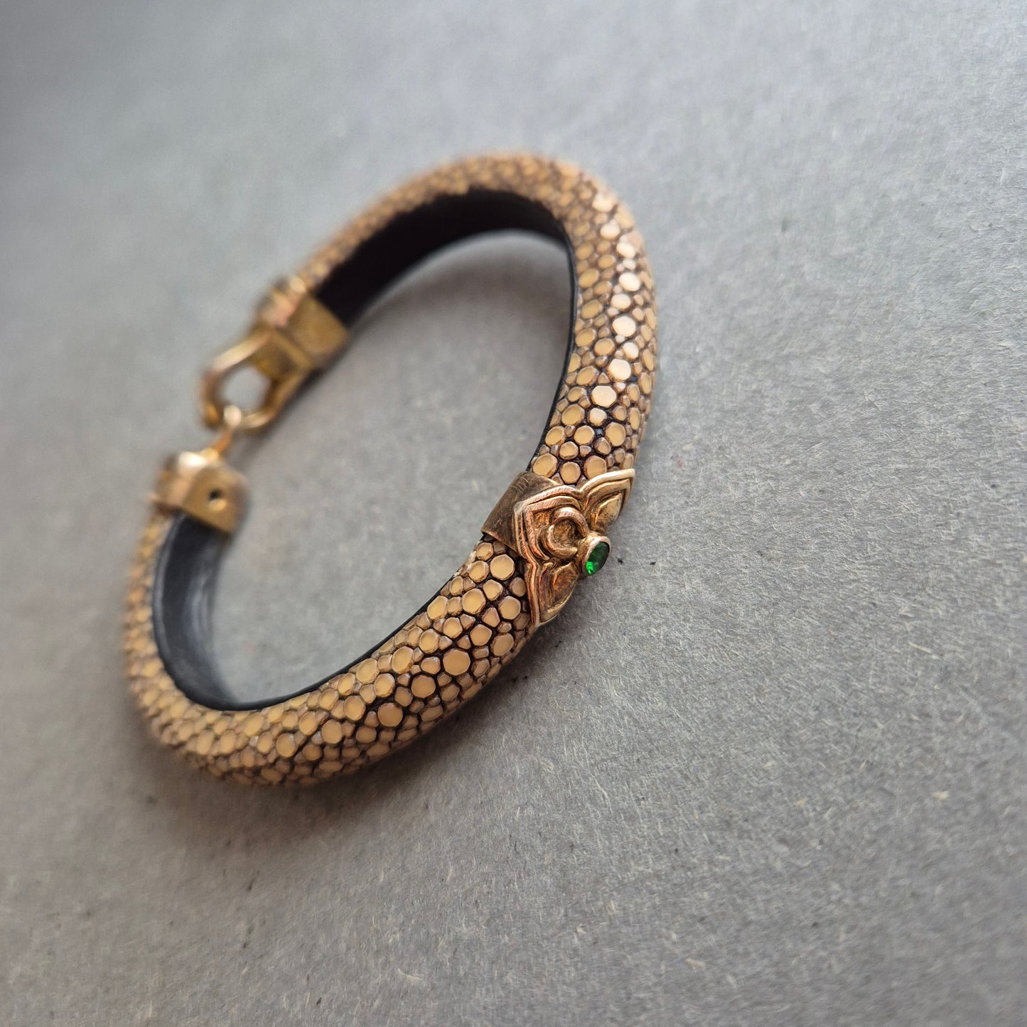 Vintage Rochenleder-Armband – Exotisches Design mit Messingdetails