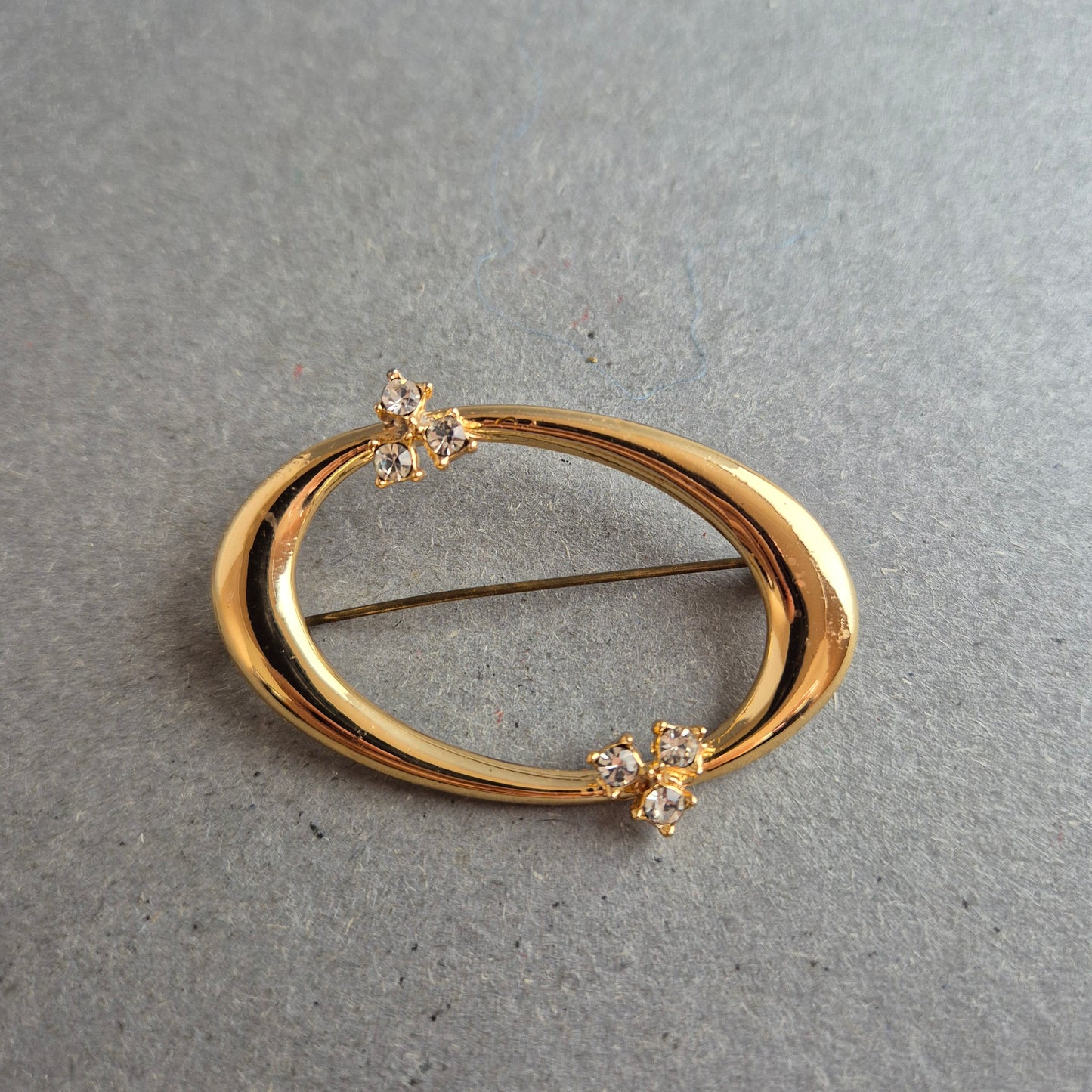 Elegante ovale Vintage-Brosche – Goldoptik mit Strassakzenten