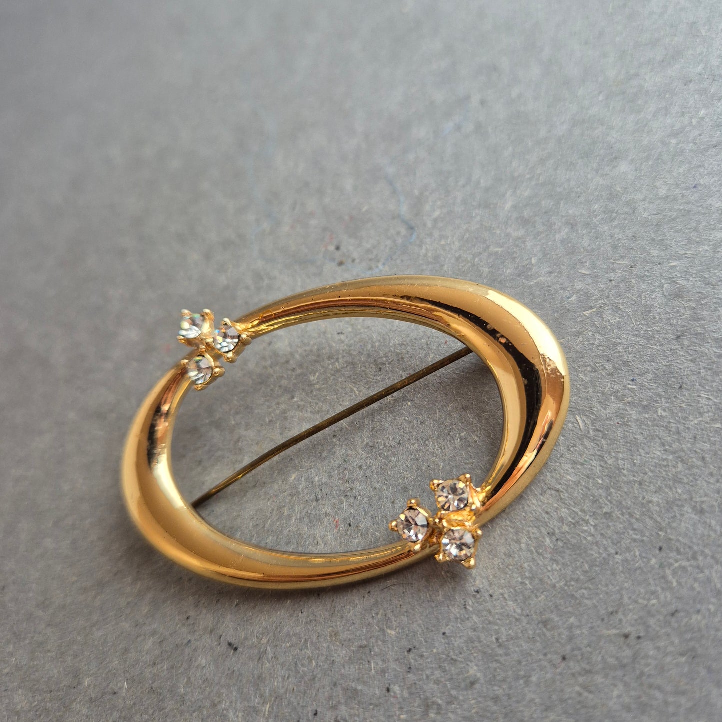 Elegante ovale Vintage-Brosche – Goldoptik mit Strassakzenten