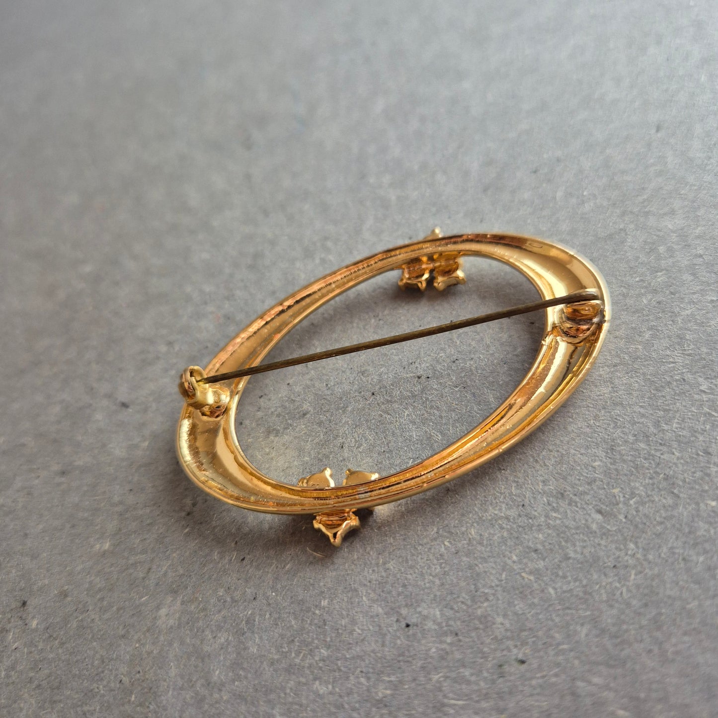 Elegante ovale Vintage-Brosche – Goldoptik mit Strassakzenten