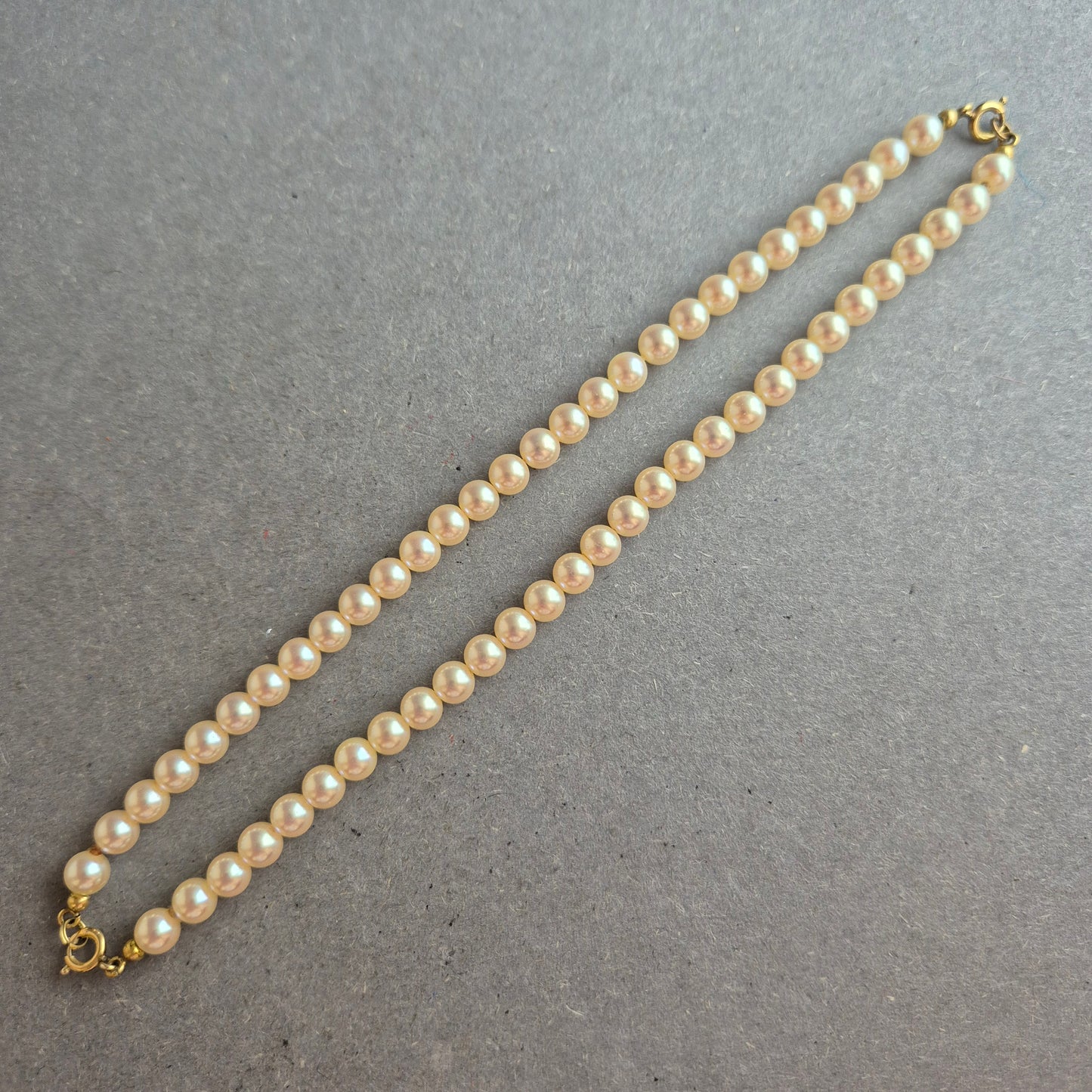 Klassische Vintage-Perlenkette – Zeitlose Eleganz in Cremeweiß