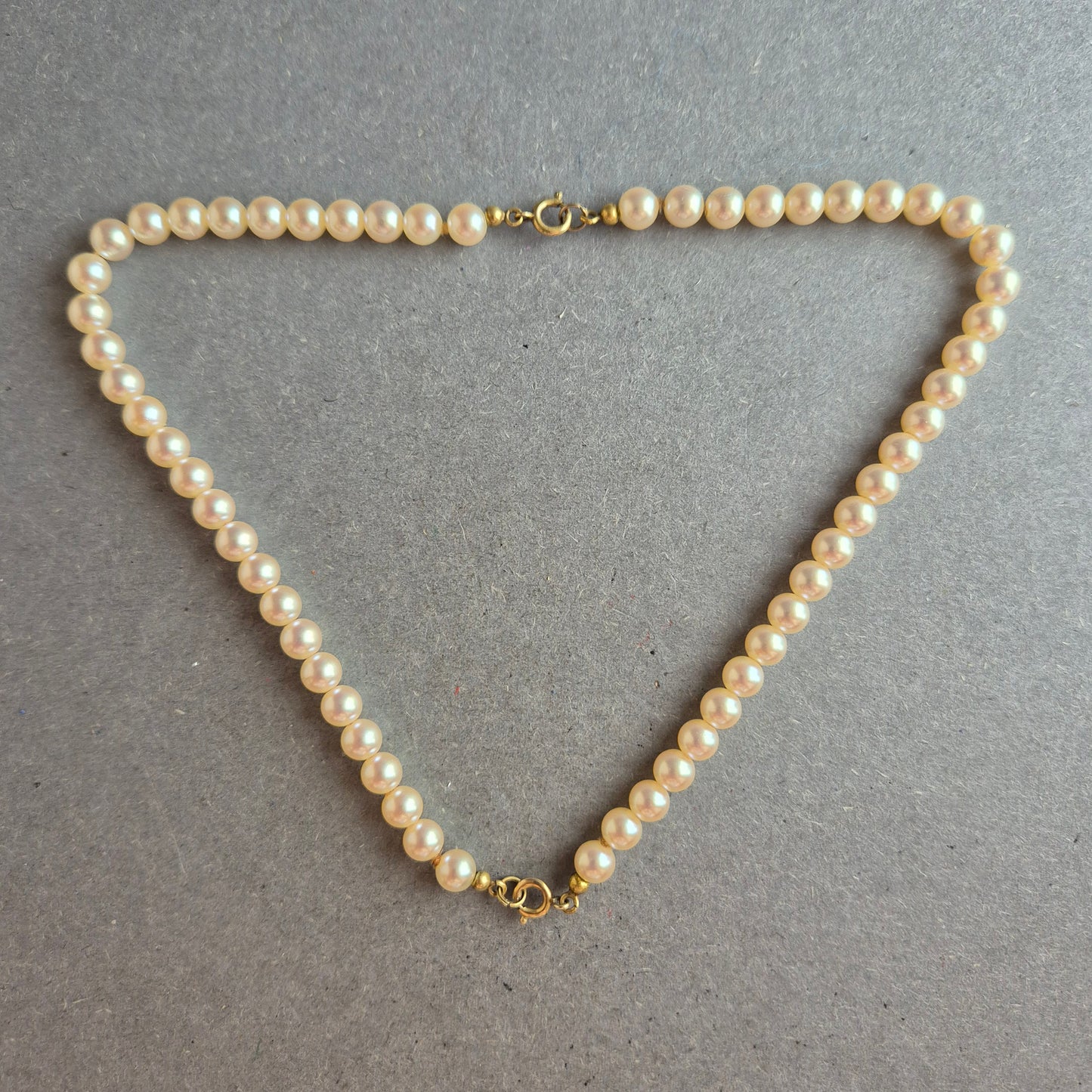 Klassische Vintage-Perlenkette – Zeitlose Eleganz in Cremeweiß