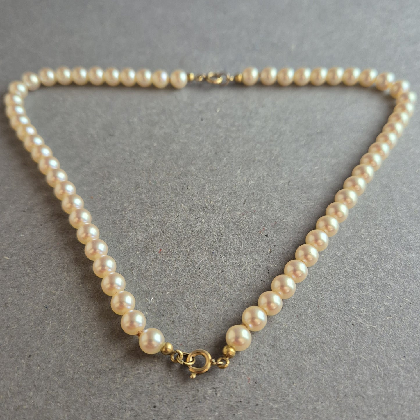 Klassische Vintage-Perlenkette – Zeitlose Eleganz in Cremeweiß