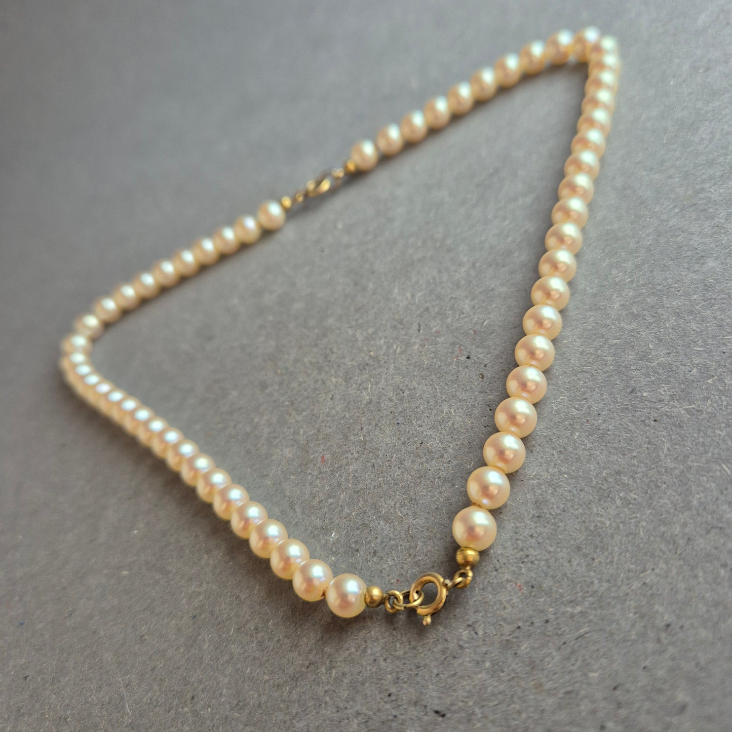 Klassische Vintage-Perlenkette – Zeitlose Eleganz in Cremeweiß