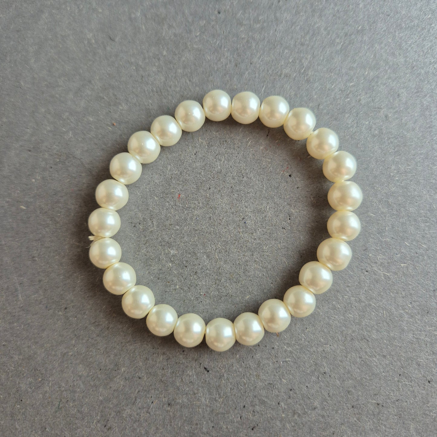 Elastisches Vintage-Perlenarmband – Klassisch und zeitlos in Cremeweiß