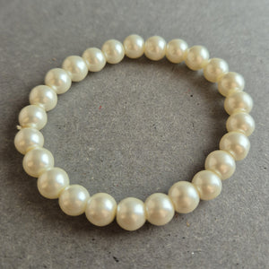 Elastisches Vintage-Perlenarmband – Klassisch und zeitlos in Cremeweiß