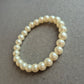Elastisches Vintage-Perlenarmband – Klassisch und zeitlos in Cremeweiß