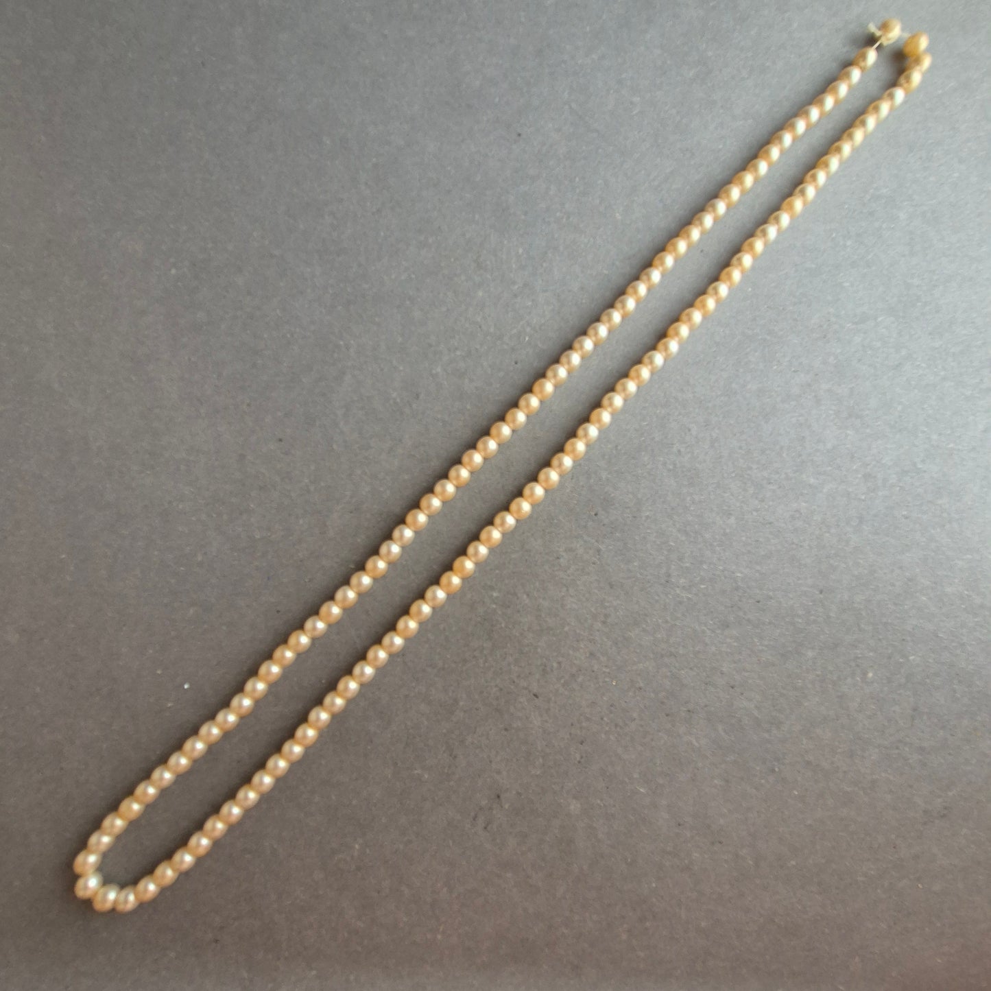 Lange Vintage-Perlenkette – Zarte Eleganz mit feinem Schimmer