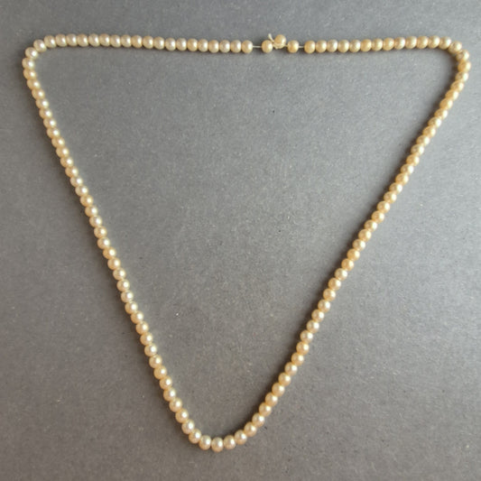 Lange Vintage-Perlenkette – Zarte Eleganz mit feinem Schimmer