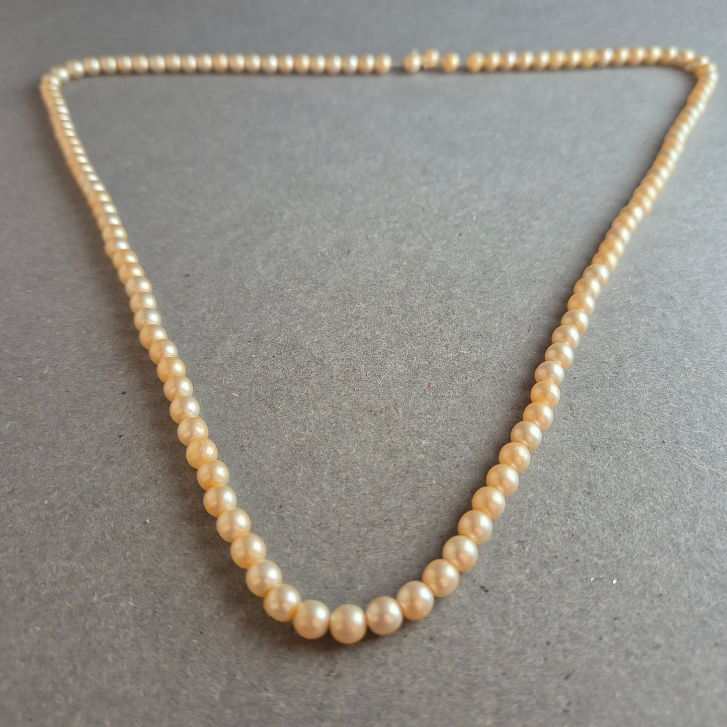 Lange Vintage-Perlenkette – Zarte Eleganz mit feinem Schimmer