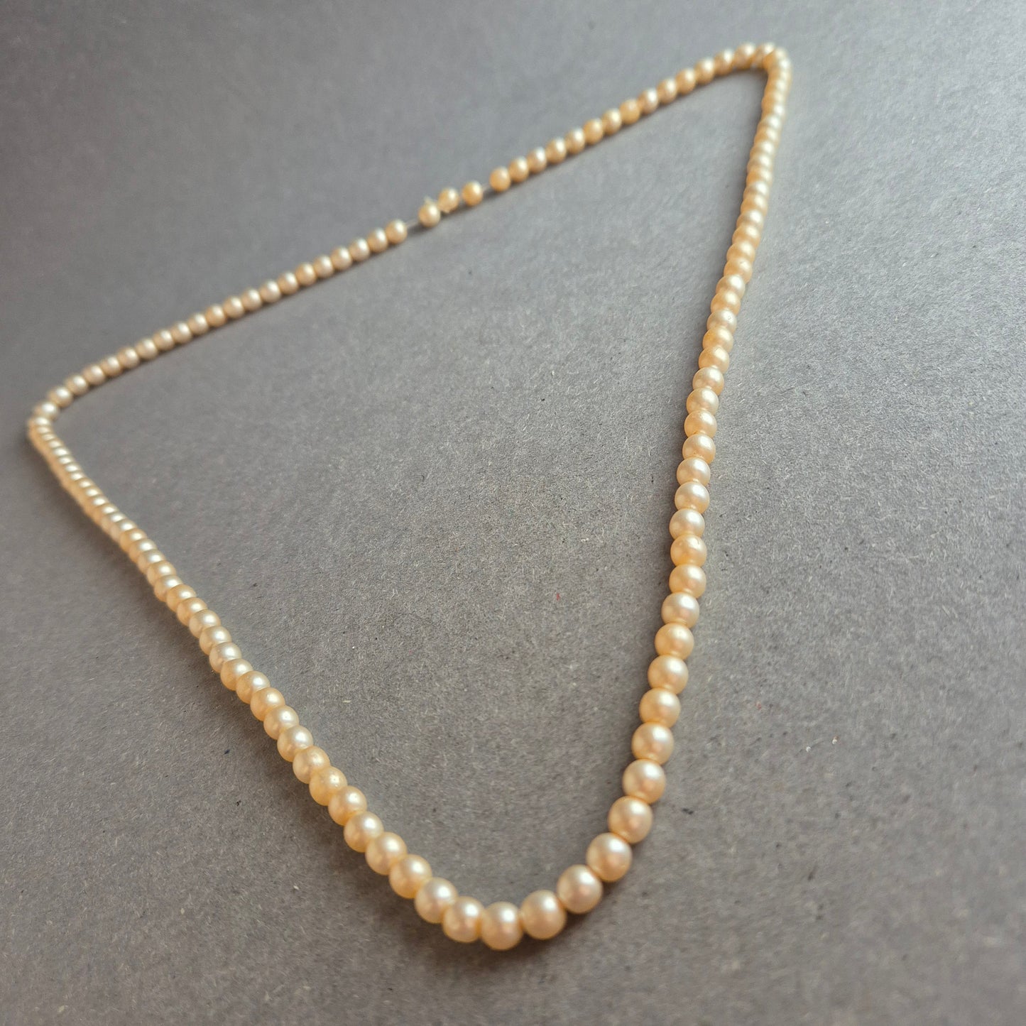 Lange Vintage-Perlenkette – Zarte Eleganz mit feinem Schimmer