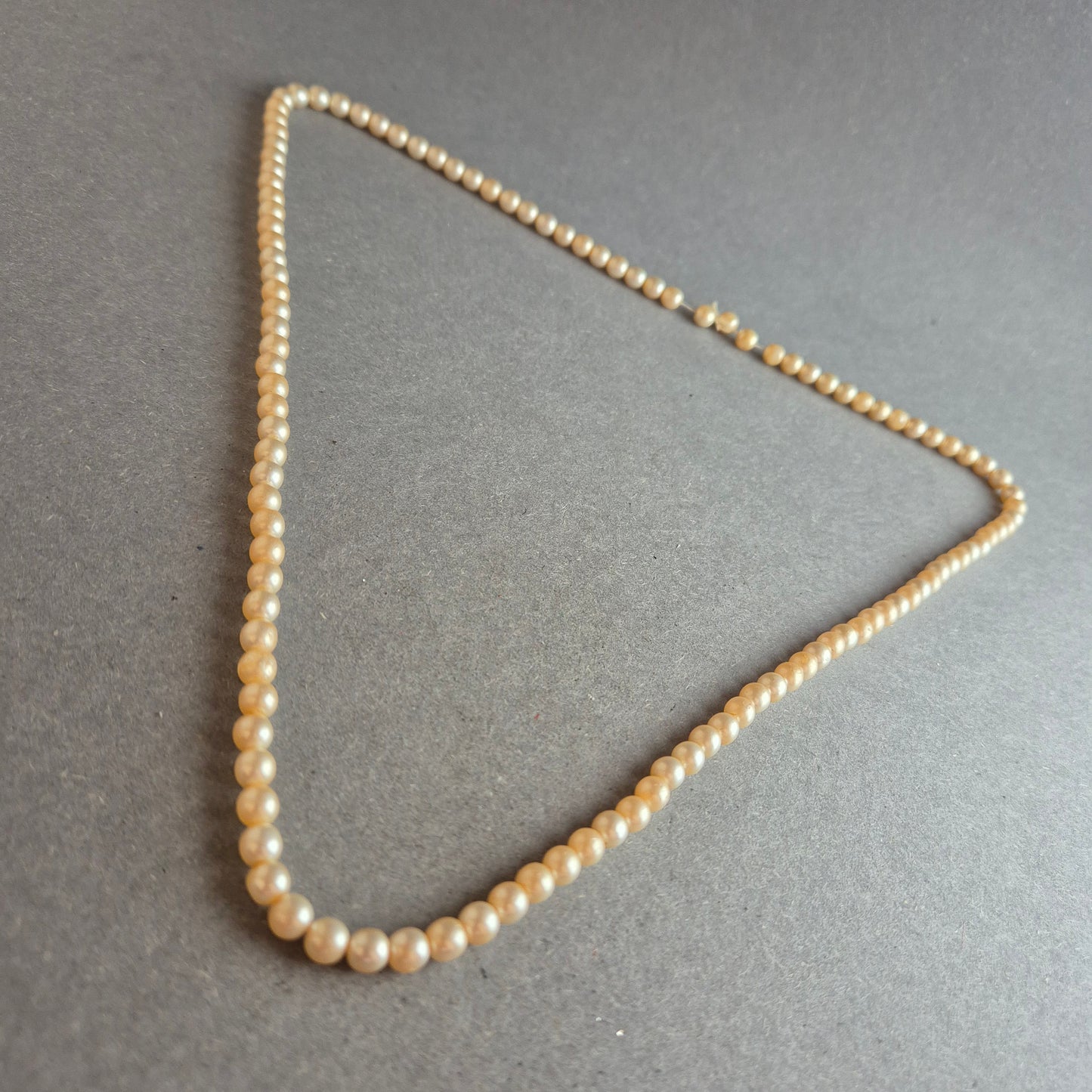 Lange Vintage-Perlenkette – Zarte Eleganz mit feinem Schimmer