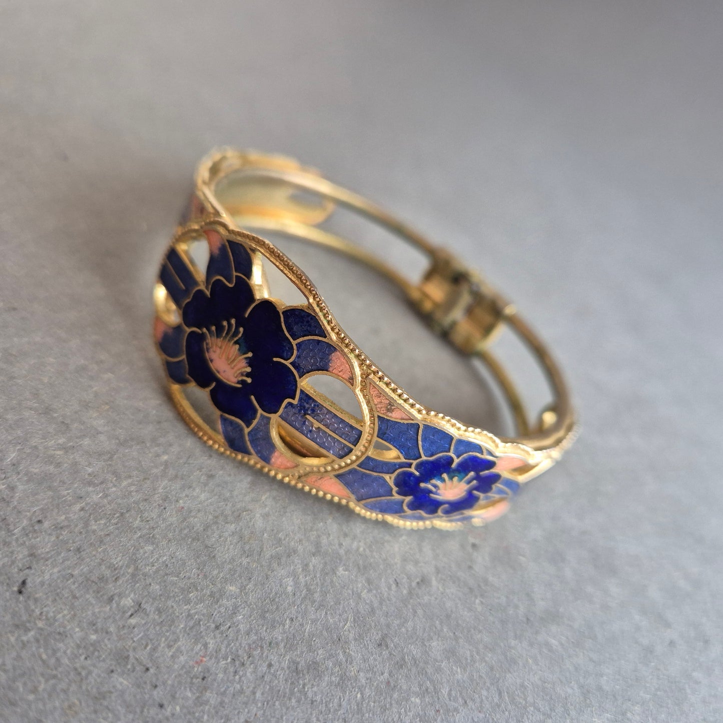 Emaille Vintage-Armreif – Florales Design in Blau und Gold