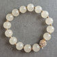 Elastisches Armband mit Glasperlen & Strass – Stilvoll in Weiß & Gold