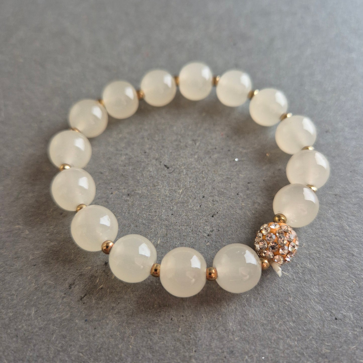 Elastisches Armband mit Glasperlen & Strass – Stilvoll in Weiß & Gold