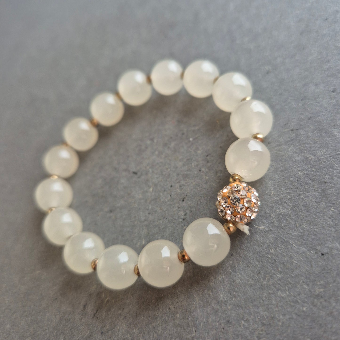 Elastisches Armband mit Glasperlen & Strass – Stilvoll in Weiß & Gold