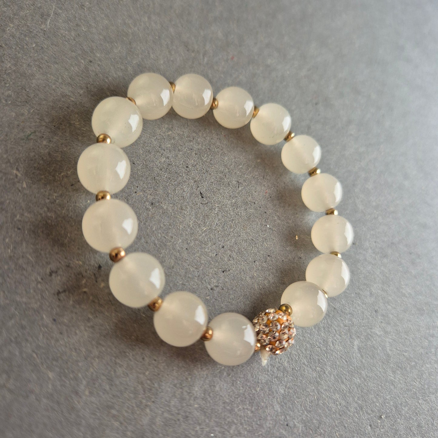 Elastisches Armband mit Glasperlen & Strass – Stilvoll in Weiß & Gold