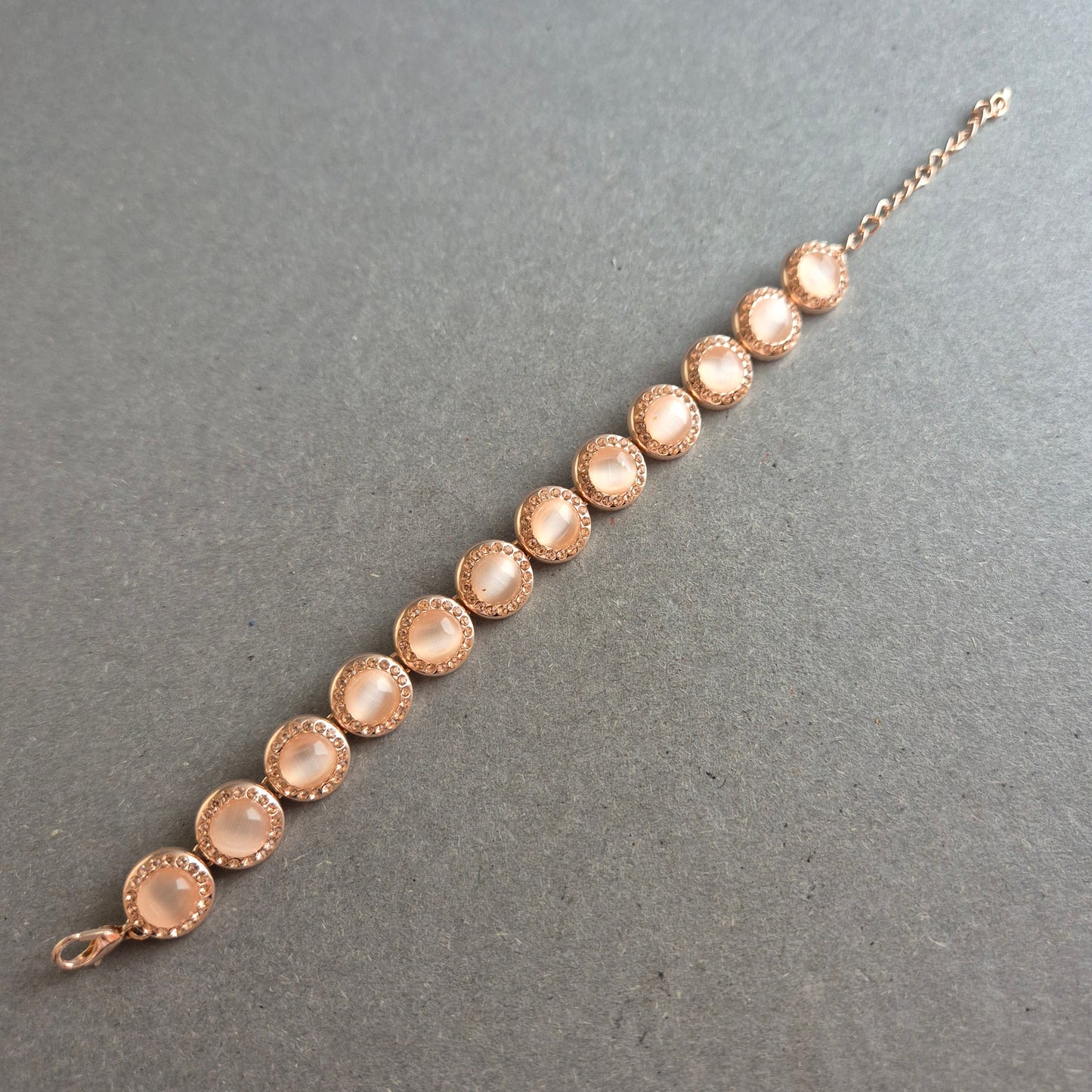 Roségoldfarbenes Strassarmband – Mit schimmernden Cabochon-Steinen