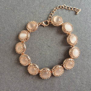 Roségoldfarbenes Strassarmband – Mit schimmernden Cabochon-Steinen