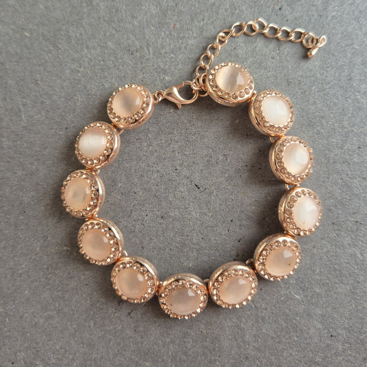 Roségoldfarbenes Strassarmband – Mit schimmernden Cabochon-Steinen