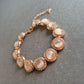 Roségoldfarbenes Strassarmband – Mit schimmernden Cabochon-Steinen