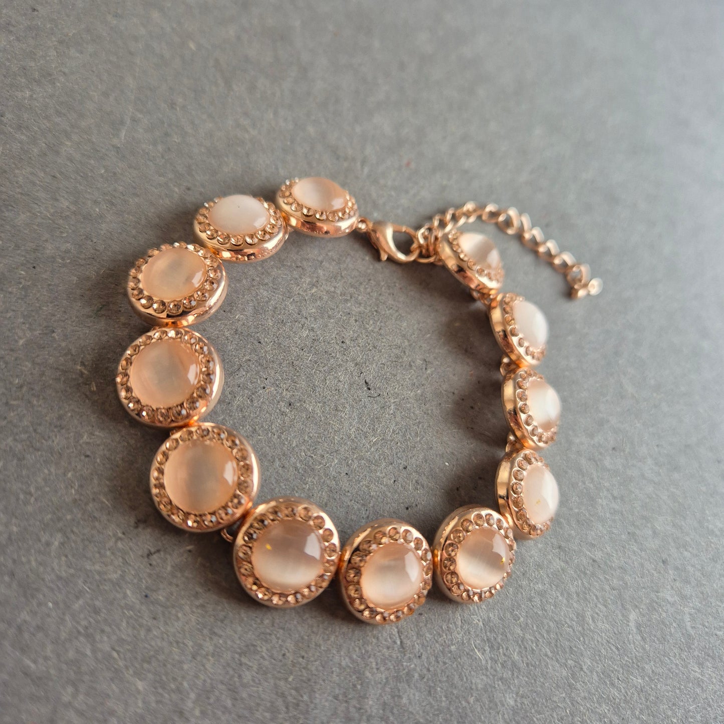 Roségoldfarbenes Strassarmband – Mit schimmernden Cabochon-Steinen