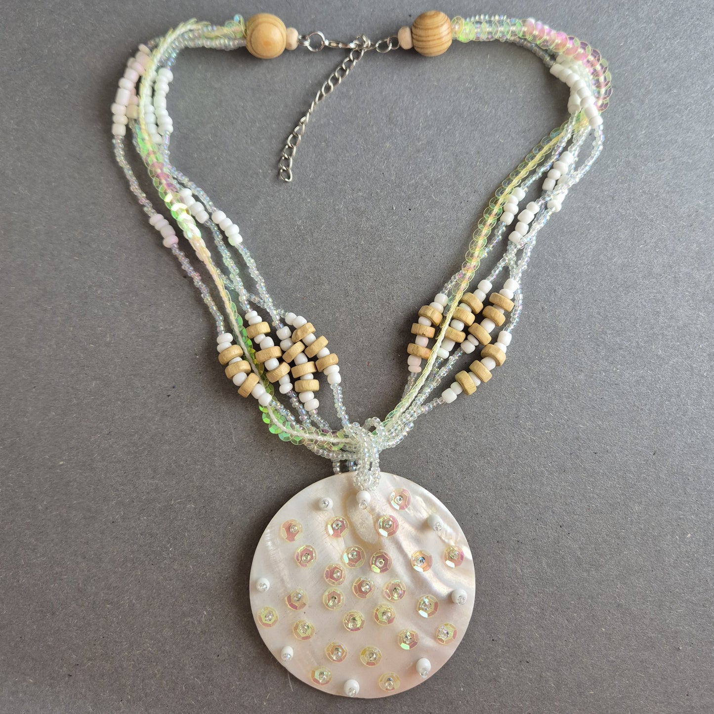 Boho-Perlenkette mit Muschelanhänger – Naturlook im Ethno-Stil