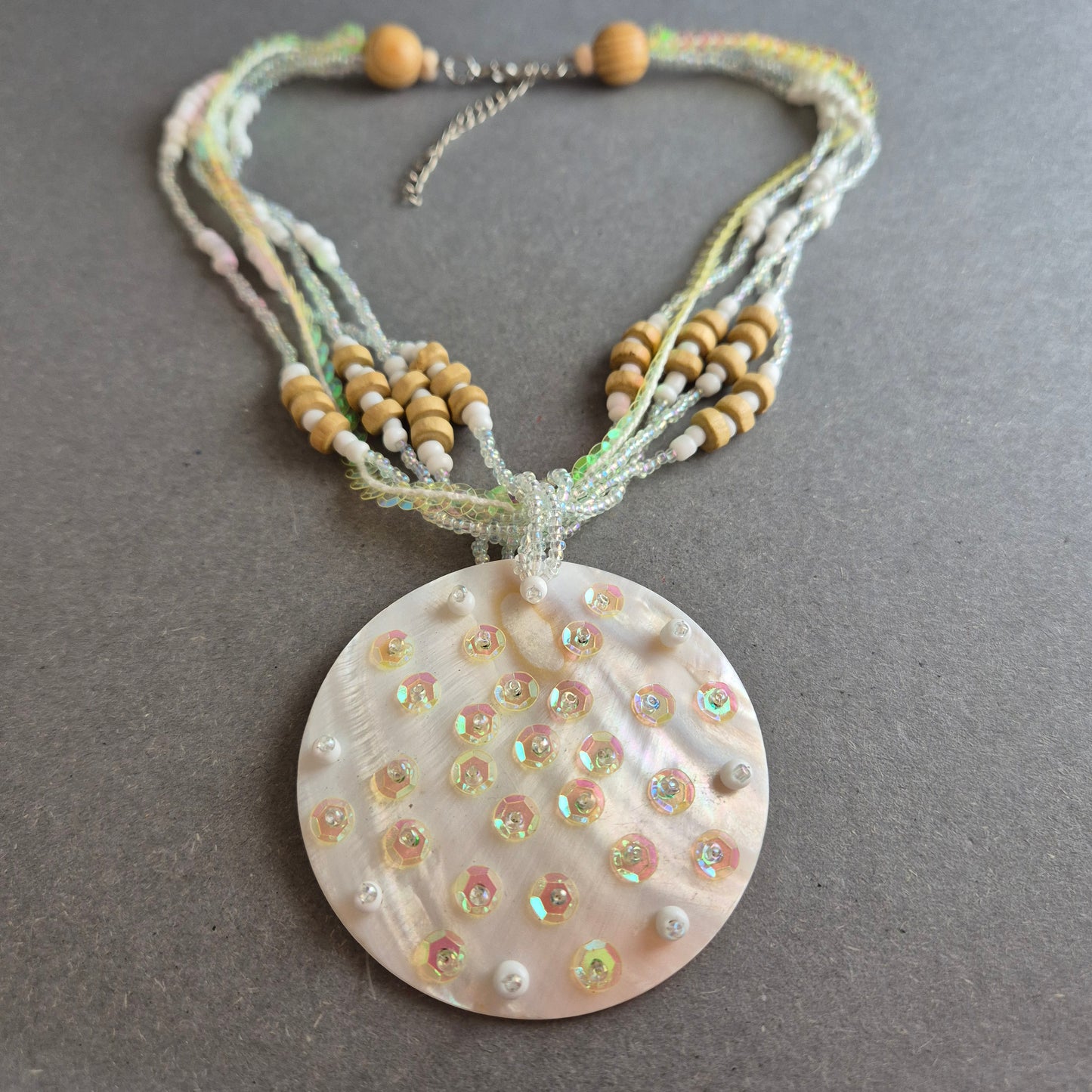 Boho-Perlenkette mit Muschelanhänger – Naturlook im Ethno-Stil