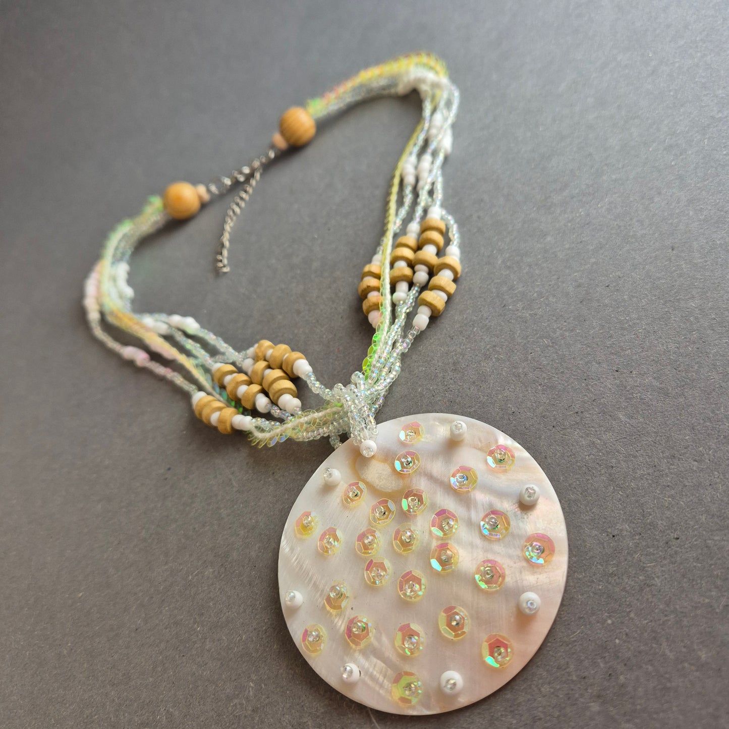 Boho-Perlenkette mit Muschelanhänger – Naturlook im Ethno-Stil