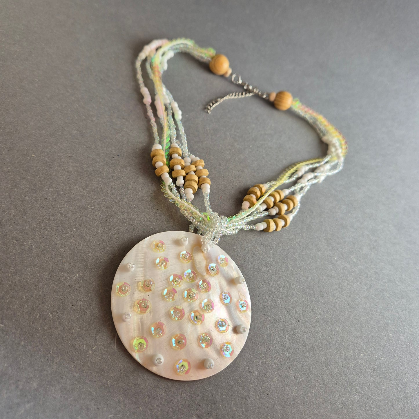 Boho-Perlenkette mit Muschelanhänger – Naturlook im Ethno-Stil