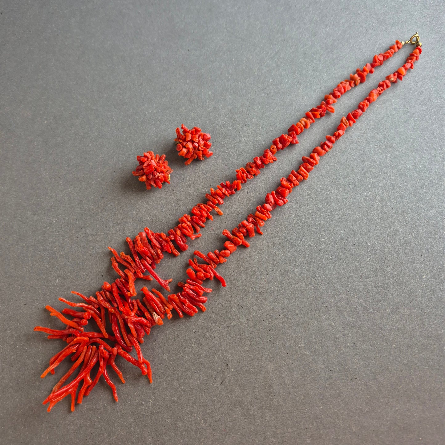 Vintage Korallen-Schmuckset – Kette & Ohrclips aus roter Astkoralle