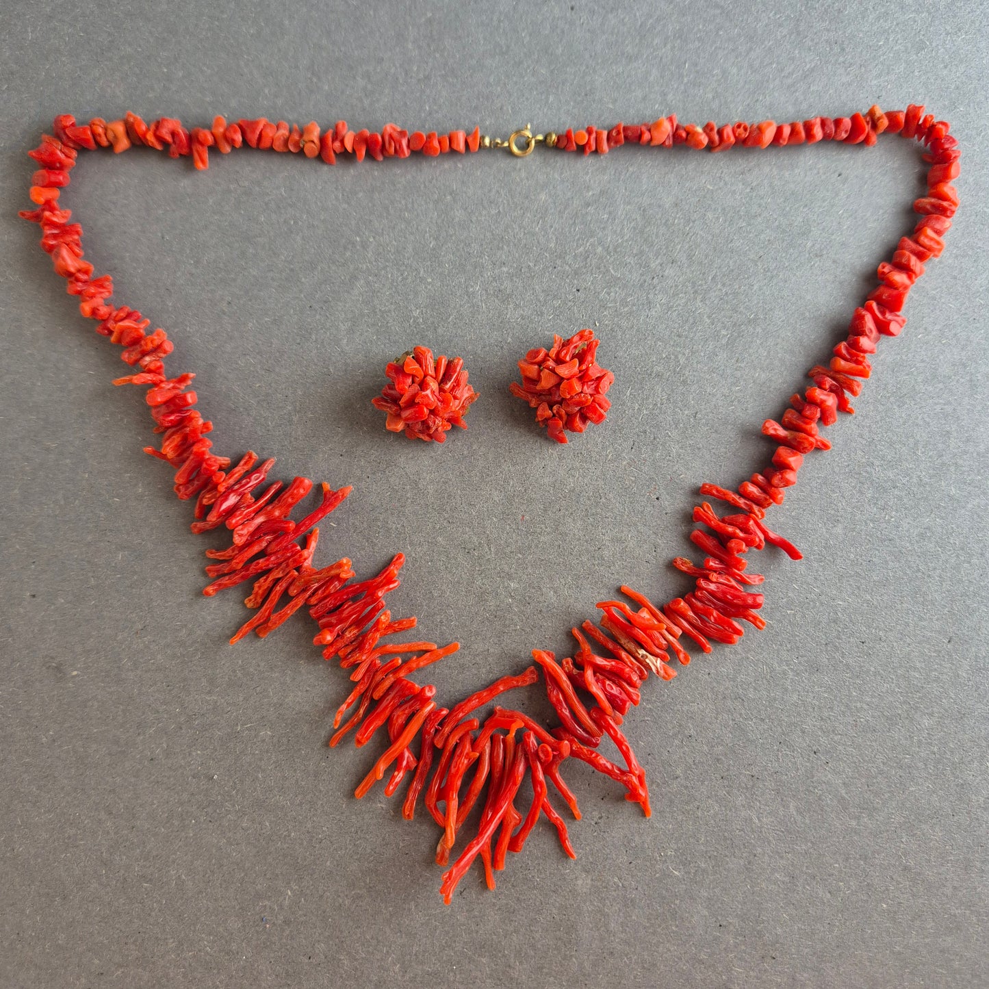 Vintage Korallen-Schmuckset – Kette & Ohrclips aus roter Astkoralle