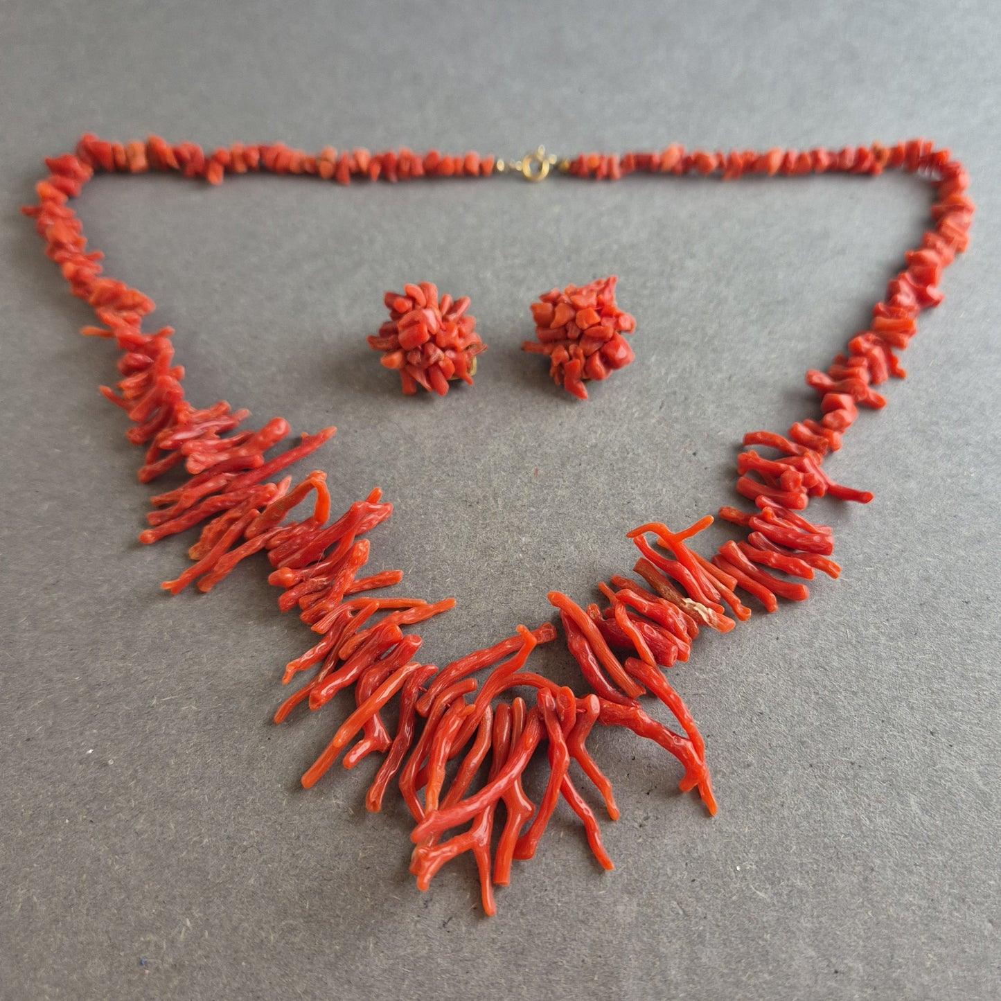Vintage Korallen-Schmuckset – Kette & Ohrclips aus roter Astkoralle