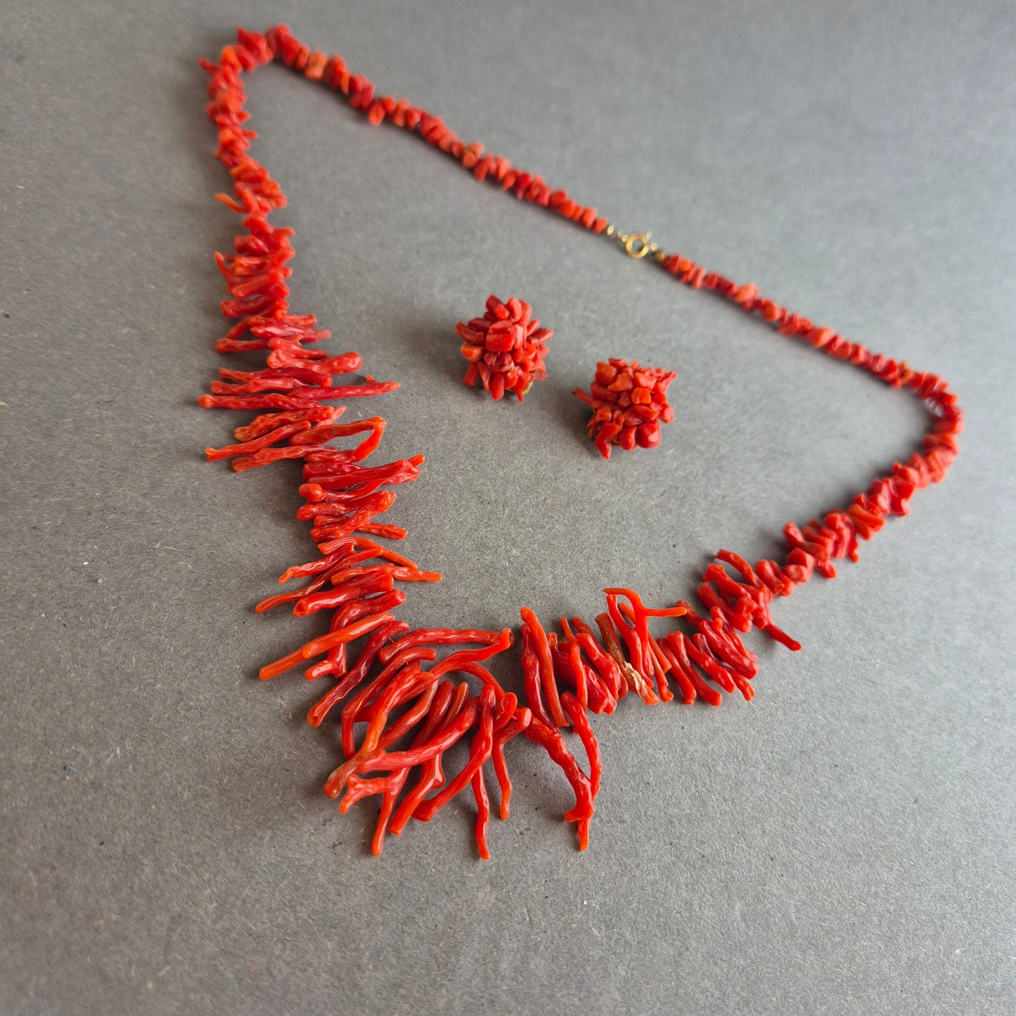 Vintage Korallen-Schmuckset – Kette & Ohrclips aus roter Astkoralle