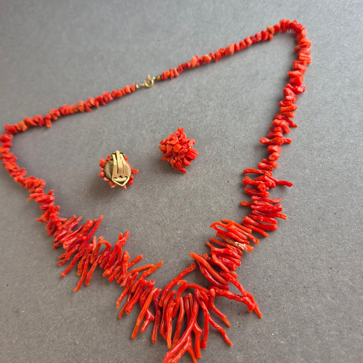 Vintage Korallen-Schmuckset – Kette & Ohrclips aus roter Astkoralle