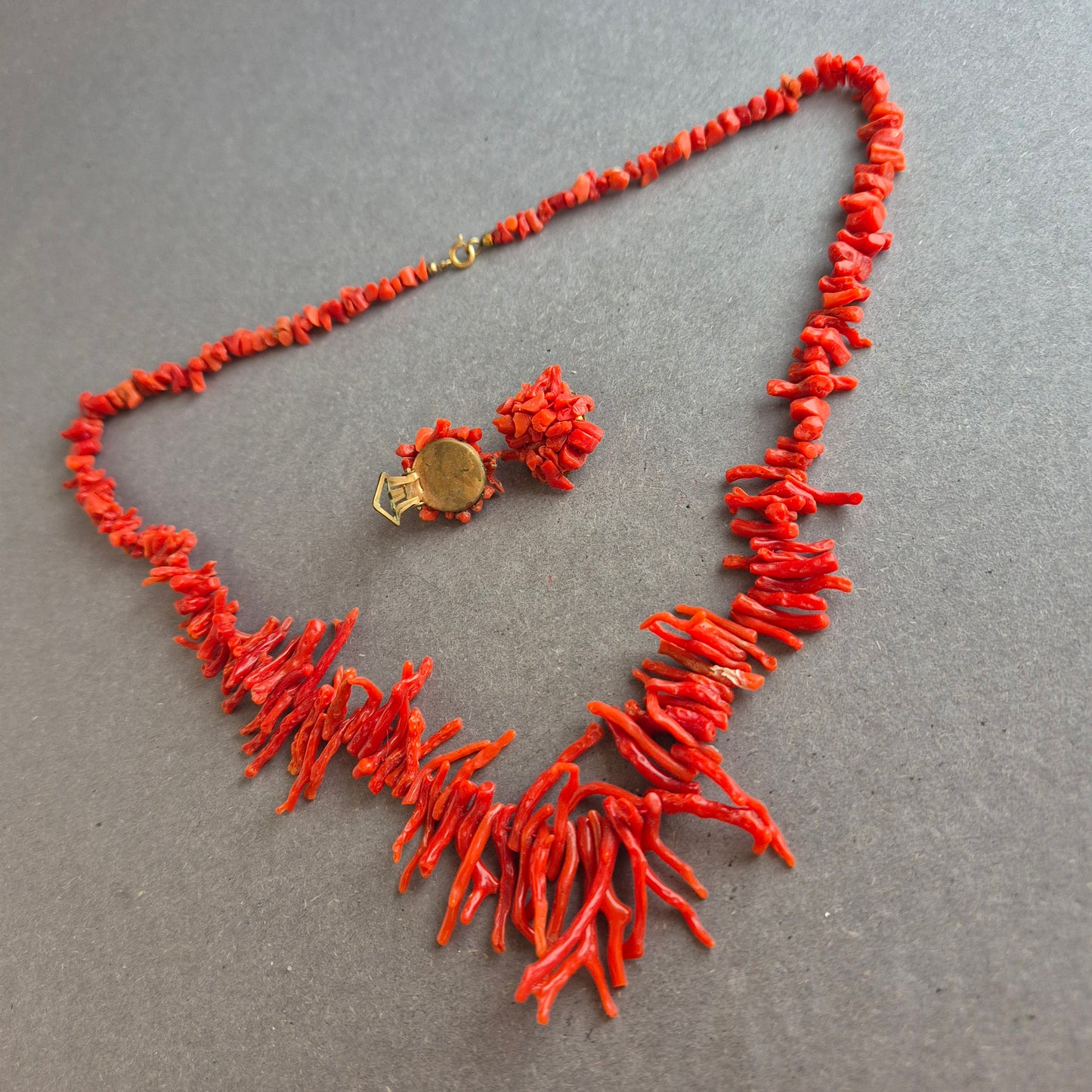 Vintage Korallen-Schmuckset – Kette & Ohrclips aus roter Astkoralle
