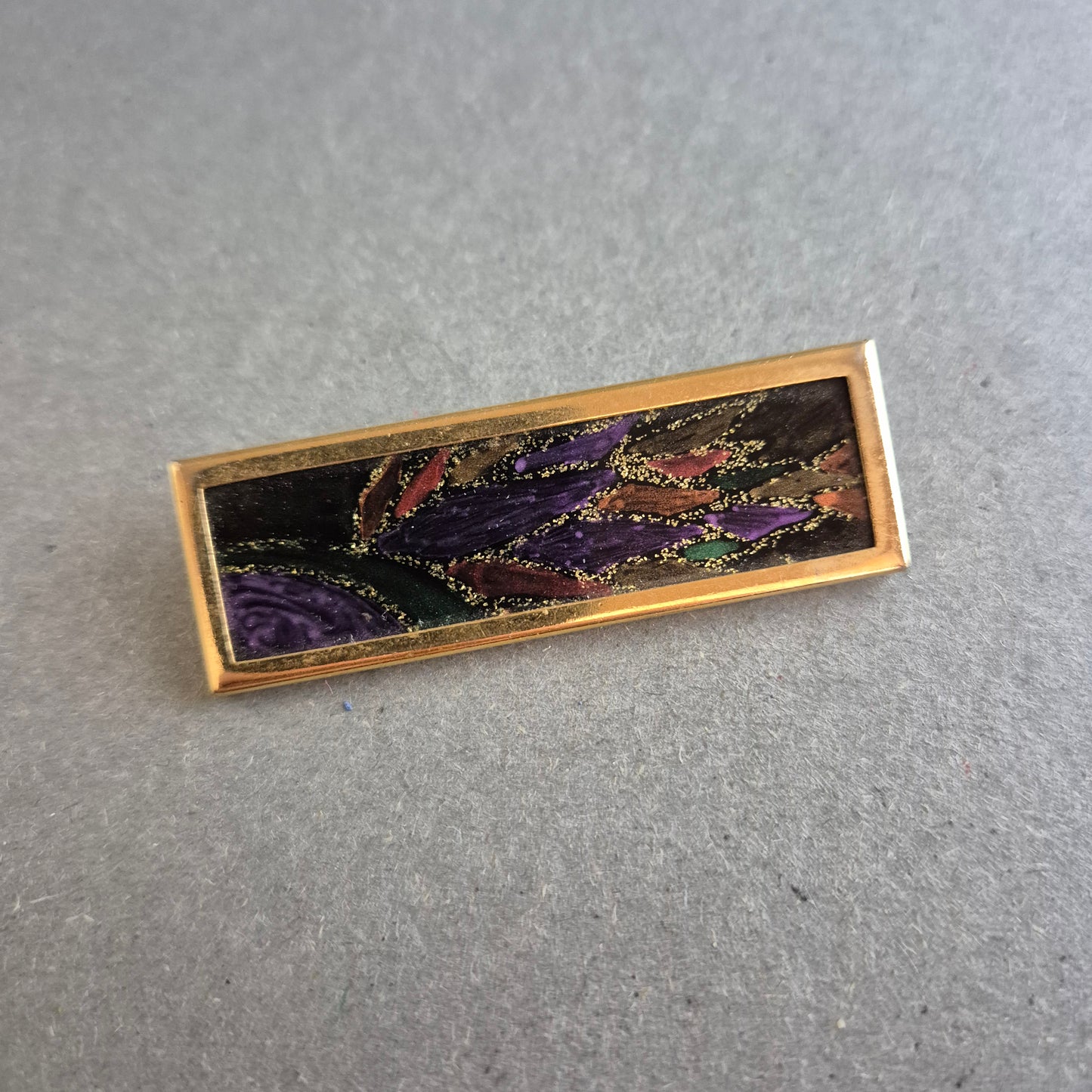 Rechteckige Vintage-Brosche – Abstraktes Design in Violett